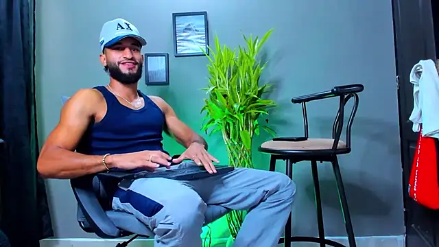 Snapshot of Damian_022 chatting on 10/23/25, 01:32 Damian 022 online show from 10/23/25, 01:32