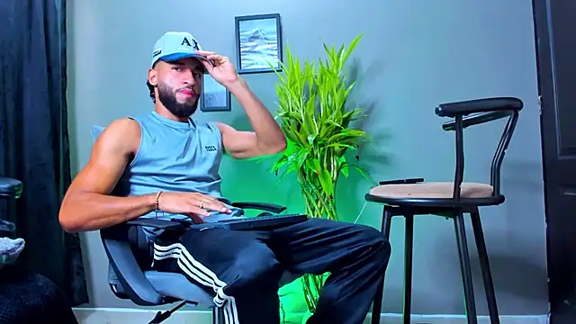 Snapshot of Damian_022 chatting on 10/25/25, 02:13 Damian 022 online show from 10/25/25, 02:13