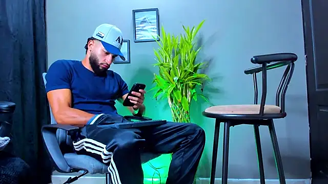 Snapshot of Damian_022 chatting on 10/27/25, 12:09 Damian 022 online show from 10/27/25, 12:09