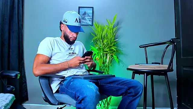 Snapshot of Damian_022 chatting on 11/10/25, 11:09 Damian 022 online show from 11/10/25, 11:09