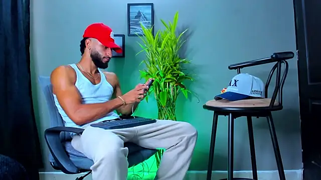 Snapshot of Damian_022 chatting on 11/25/25, 01:11 Damian 022 online show from 11/25/25, 01:11