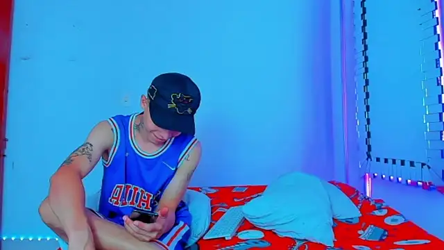 HOT boy2025 online show from 12/20/24, 04:57