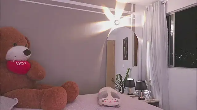 Snapshot of AnnyHizzle chatting on 10/28/25, 03:32 AnnyHizzle online show from 10/28/25, 03:32