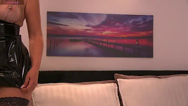 EmaCourtis online show from 10/10/25, 11:42