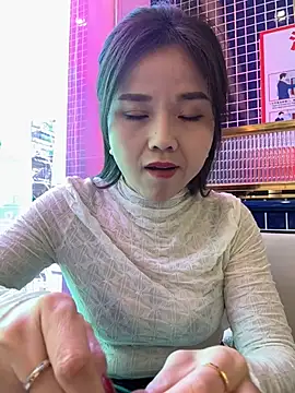 Snapshot of Efangfang chatting on 01/11/25, 05:52 Efangfang online show from 01/11/25, 05:52