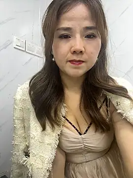 Snapshot of Efangfang chatting on 02/28/25, 01:03 Efangfang online show from 02/28/25, 01:03