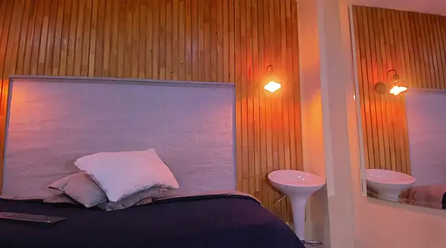 Snapshot of amelialeen7 chatting on 12/13/24, 04:16 amelialeen7 online show from 12/13/24, 04:16