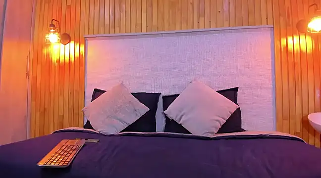 Snapshot of amelialeen7 chatting on 12/20/24, 01:54 amelialeen7 online show from 12/20/24, 01:54