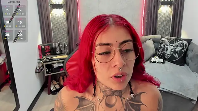 Snapshot of selene_red_ chatting on 02/01/25, 09:21 selene red online show from 02/01/25, 09:21