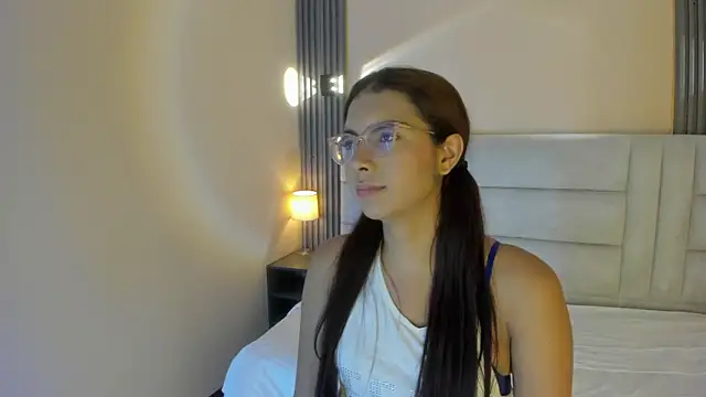 Snapshot of sara_saenz99 chatting on 10/19/25, 07:58 sara saenz99 online show from 10/19/25, 07:58