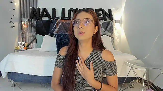 Snapshot of sara_saenz99 chatting on 10/27/25, 08:13 sara saenz99 online show from 10/27/25, 08:13