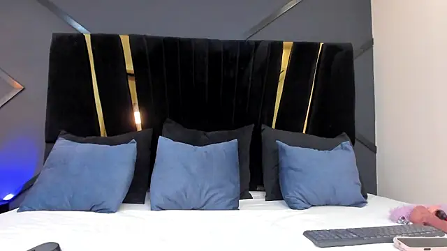 Snapshot of emily_mooon chatting on 10/11/25, 02:44 emily mooon online show from 10/11/25, 02:44