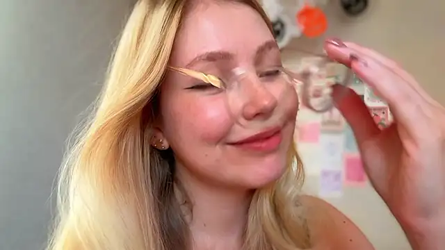 HoneyAudrey online show from 10/20/25, 02:23