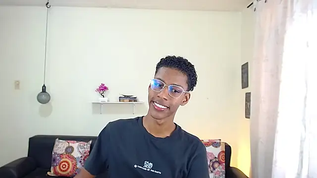 Snapshot of maiki18_ chatting on 02/05/25, 05:42 maiki18 online show from 02/05/25, 05:42