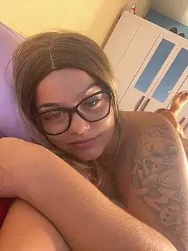 Snapshot of Lolacavalona chatting on 12/21/24, 05:07 Lolacavalona online show from 12/21/24, 05:07