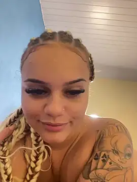 Snapshot of Lolacavalona chatting on 01/04/25, 12:59 Lolacavalona online show from 01/04/25, 12:59