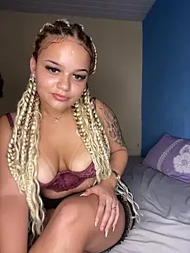 Snapshot of Lolacavalona chatting on 01/13/25, 11:49 Lolacavalona online show from 01/13/25, 11:49