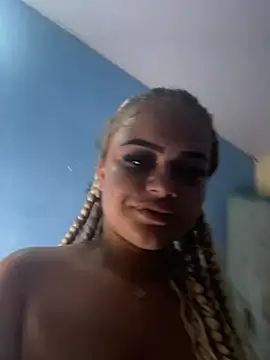 Snapshot of Lolacavalona chatting on 01/14/25, 09:30 Lolacavalona online show from 01/14/25, 09:30