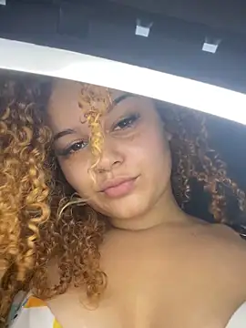 Snapshot of Lolacavalona chatting on 09/18/25, 05:04 Lolacavalona online show from 09/18/25, 05:04