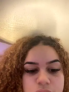 Snapshot of Lolacavalona chatting on 09/19/25, 05:02 Lolacavalona online show from 09/19/25, 05:02