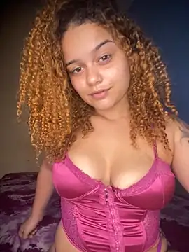 Snapshot of Lolacavalona chatting on 10/14/25, 12:00 Lolacavalona online show from 10/14/25, 12:00