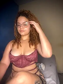 Snapshot of Lolacavalona chatting on 10/25/25, 07:49 Lolacavalona online show from 10/25/25, 07:49