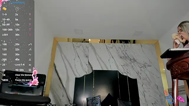 Snapshot of Victtoria_Parker chatting on 09/26/25, 01:04 Victtoria Parker online show from 09/26/25, 01:04