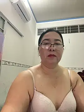 Snapshot of NDith chatting on 03/08/25, 02:40 NDith online show from 03/08/25, 02:40
