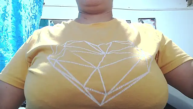 Snapshot of mia_donatto369 chatting on 10/08/25, 11:02 mia donatto369 online show from 10/08/25, 11:02