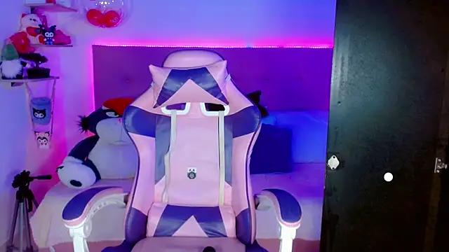 Snapshot of Kylie_brokee chatting on 12/17/24, 12:12 Kylie brokee online show from 12/17/24, 12:12