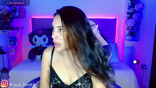 Snapshot of Kylie_brokee chatting on 12/28/24, 09:08 Kylie brokee online show from 12/28/24, 09:08