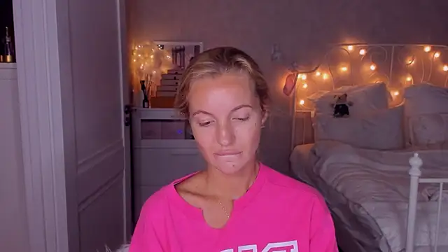 Snapshot of aestetick chatting on 10/06/25, 06:27 aestetick online show from 10/06/25, 06:27