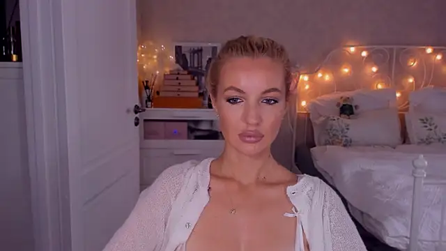 Snapshot of aestetick chatting on 10/09/25, 07:39 aestetick online show from 10/09/25, 07:39