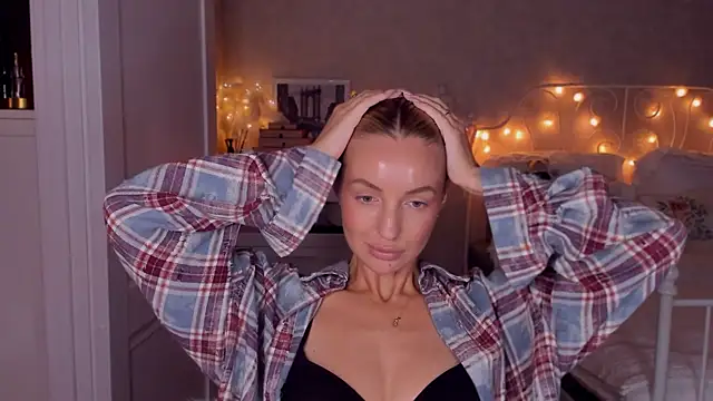 Snapshot of aestetick chatting on 10/11/25, 03:43 aestetick online show from 10/11/25, 03:43