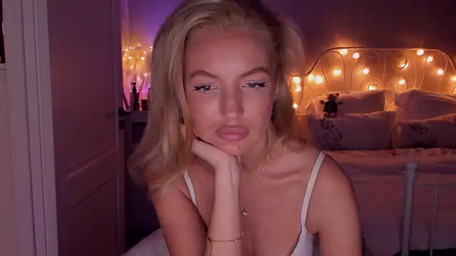 Snapshot of aestetick chatting on 10/16/25, 03:02 aestetick online show from 10/16/25, 03:02