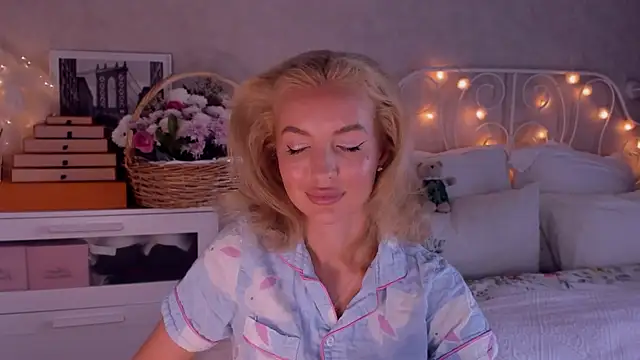 Snapshot of aestetick chatting on 10/17/25, 07:00 aestetick online show from 10/17/25, 07:00