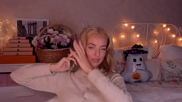 Snapshot of aestetick chatting on 10/18/25, 03:46 aestetick online show from 10/18/25, 03:46