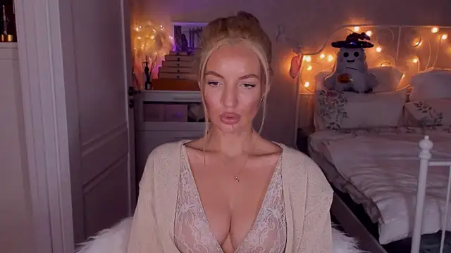 Snapshot of aestetick chatting on 10/21/25, 01:12 aestetick online show from 10/21/25, 01:12