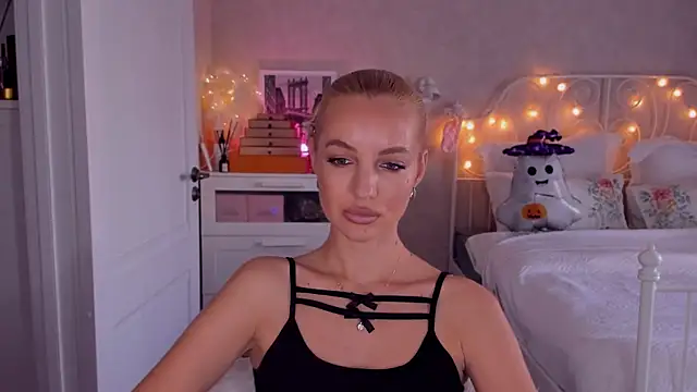 Snapshot of aestetick chatting on 10/25/25, 07:49 aestetick online show from 10/25/25, 07:49