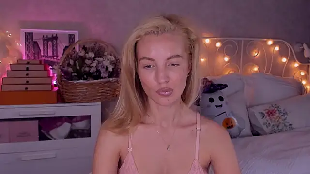 Snapshot of aestetick chatting on 10/26/25, 10:21 aestetick online show from 10/26/25, 10:21