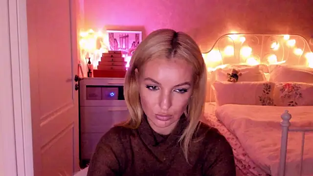 Snapshot of aestetick chatting on 11/06/25, 12:39 aestetick online show from 11/06/25, 12:39