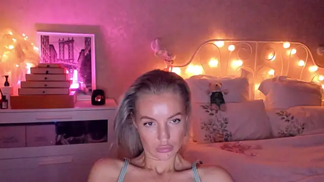 Snapshot of aestetick chatting on 11/16/25, 06:46 aestetick online show from 11/16/25, 06:46