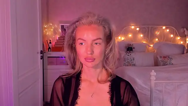 Snapshot of aestetick chatting on 11/17/25, 08:20 aestetick online show from 11/17/25, 08:20