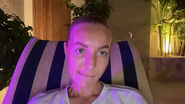 Snapshot of aestetick chatting on 11/22/25, 12:48 aestetick online show from 11/22/25, 12:48