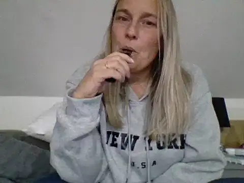 Snapshot of scrummymummy2 chatting on 09/28/25, 08:36 scrummymummy2 online show from 09/28/25, 08:36