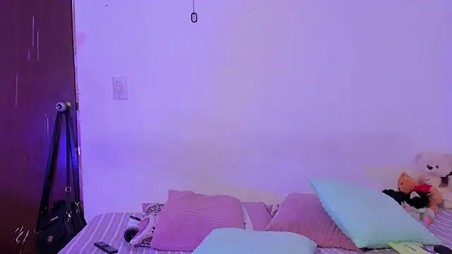 Snapshot of crystalvazquez chatting on 10/23/25, 03:22 crystalvazquez online show from 10/23/25, 03:22