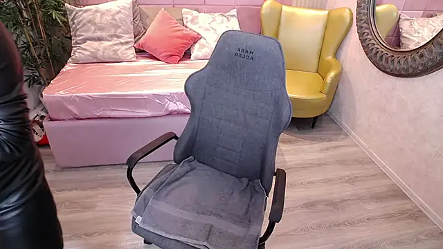 Snapshot of MeAmandaX chatting on 10/14/25, 07:09 MeAmandaX online show from 10/14/25, 07:09