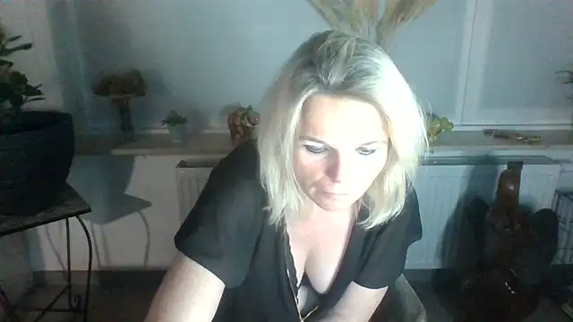 Snapshot of clwm chatting on 01/16/25, 06:27 clwm online show from 01/16/25, 06:27
