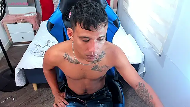 Snapshot of Backsex_boy chatting on 10/13/25, 02:06 Backsex boy online show from 10/13/25, 02:06