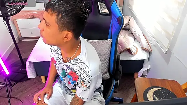 Snapshot of Backsex_boy chatting on 10/23/25, 04:50 Backsex boy online show from 10/23/25, 04:50